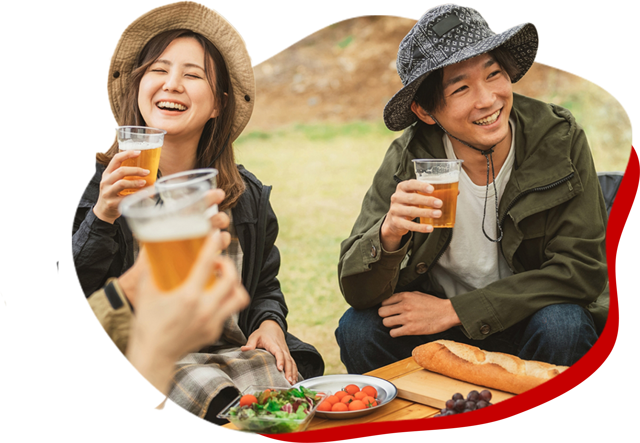 キャンプでビールを飲む人たち